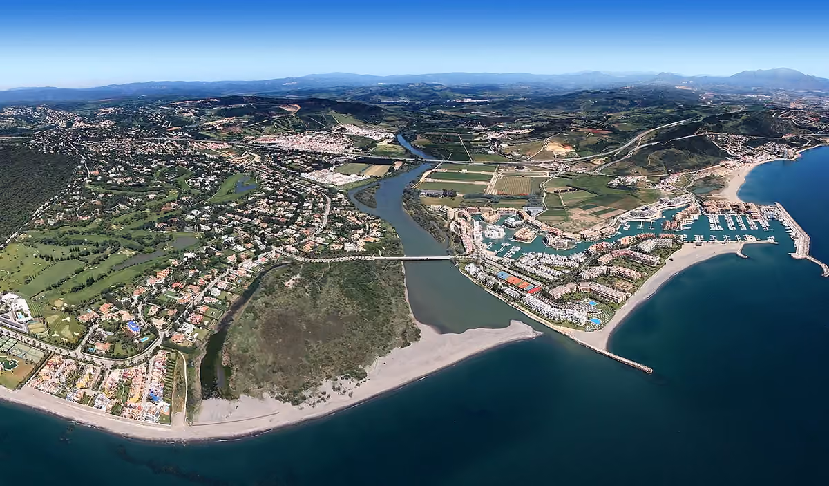 VILLAGE VERDE — nieuwbouwappartementen met zeezicht en vloerverwarming in Sotogrande: omgevingsfoto gebruikt als lokale context voor Sotogrande; geen uitzicht vanuit het project.