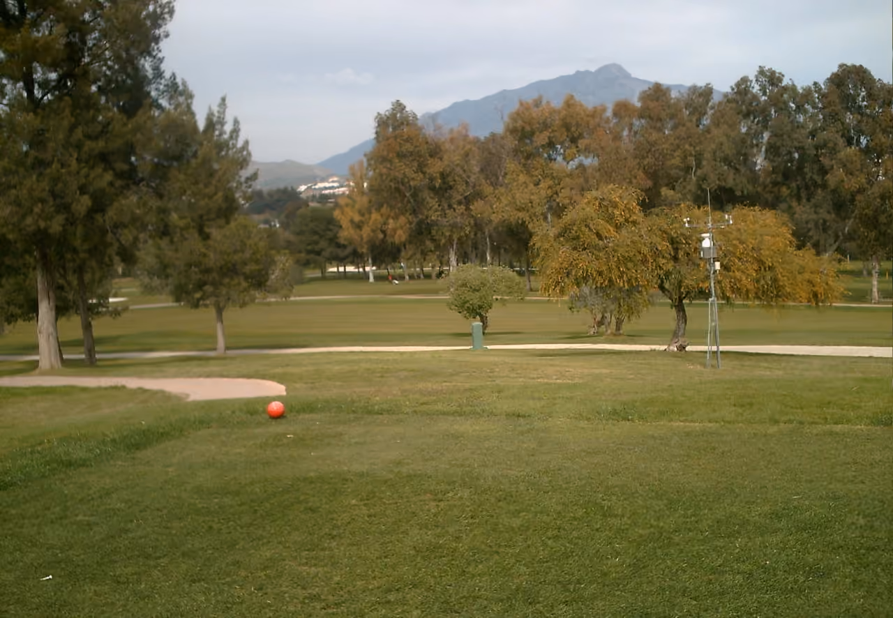 ATTA VILLASin lähialueen kuva Atalaya Golf Coursen väylästä, hiekkabunkkerista, täysikasvuisista puista ja Sierra Bermejan juurialueista, Estepona, Costa del Sol