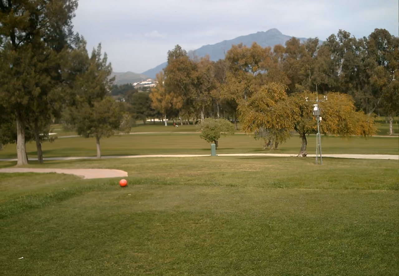 SERENE ATALAYA - PHASE 2 — uudisvillat golfkentän etulinjassa Atalayassa: ympäristökuva gebruikt als lokale context voor Estepona; geen uitzicht vanuit het project.