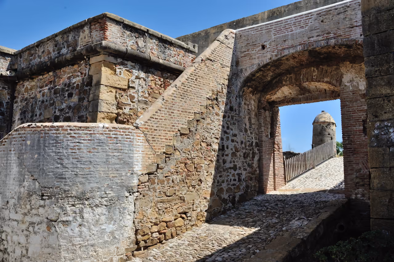 Castillo de la Duquesa historic fort gateway arch and watchtower, Manilva, La Duquesa, près de VESTA MARE