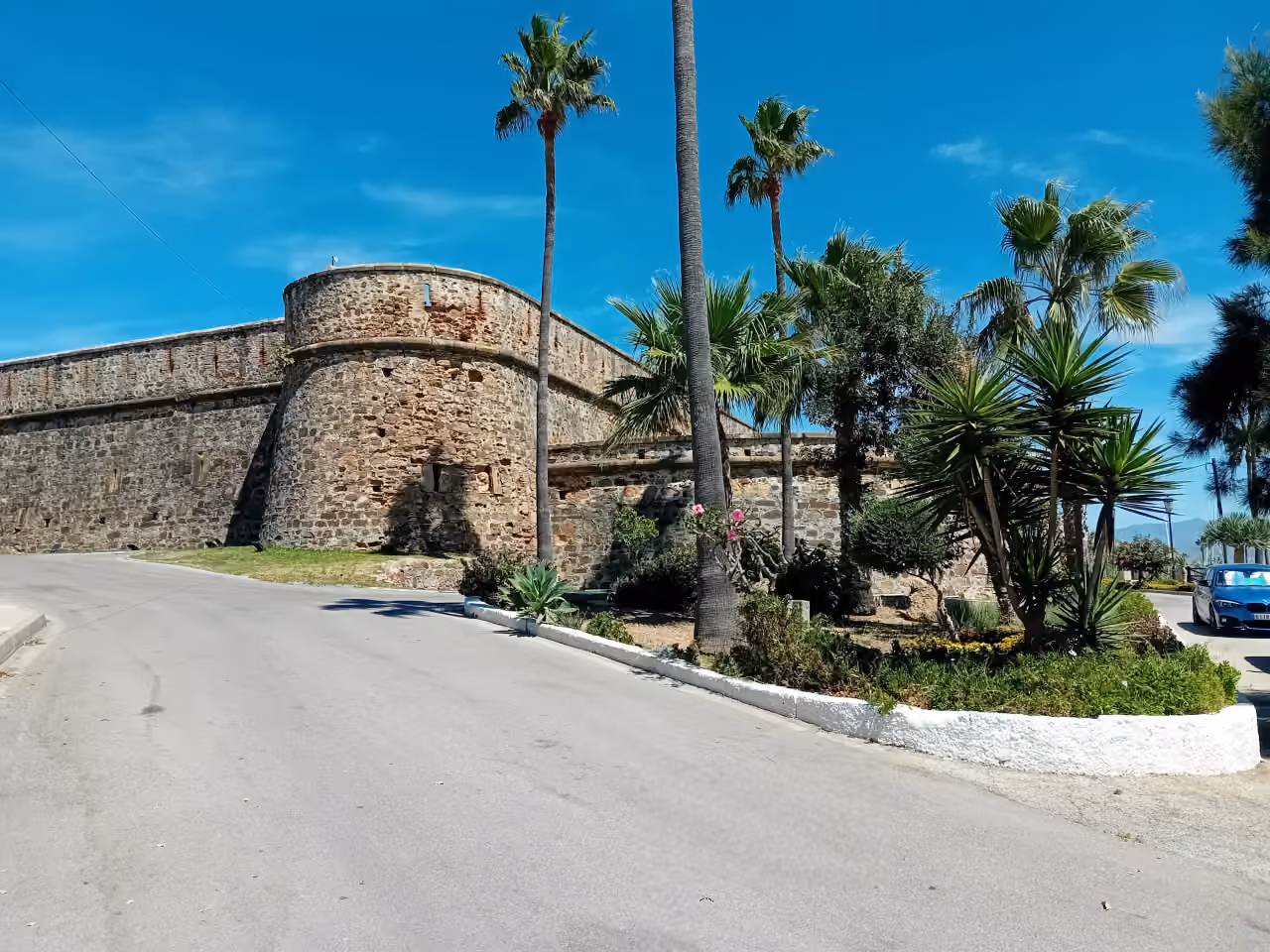 LOS HIDALGOS DE LA DUQUESA — nieuwbouwvilla's op loopafstand van het strand in La Duquesa: omgevingsfoto gebruikt als lokale context voor Casares; geen uitzicht vanuit het project.