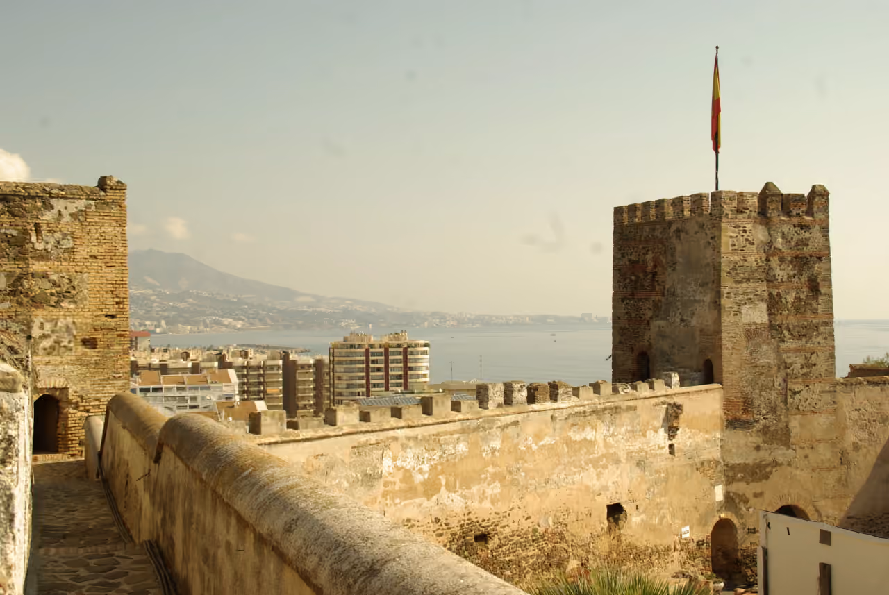 HACIENDA EL SUEÑO — photo des environs montrant les murs, créneaux et tour du Castillo de Sohail dominant le littoral de Fuengirola et la mer Méditerranée