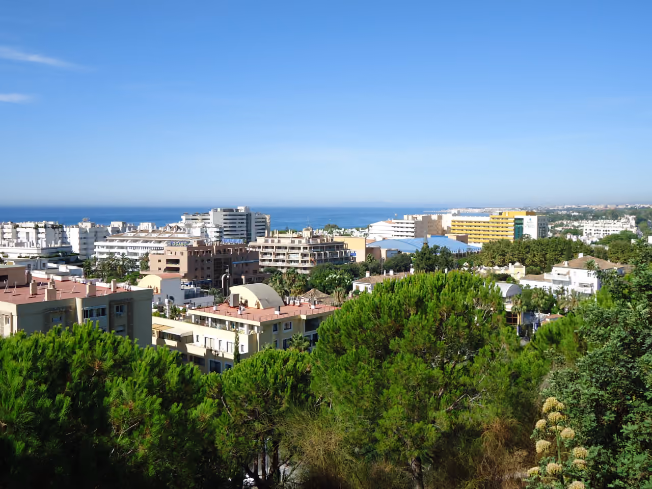 VILLA IVORY — villas neuves avec vue sur la mer et grandes terrasses à Marbella: photo d?environnement gebruikt als lokale context voor Marbella; geen uitzicht vanuit het project.
