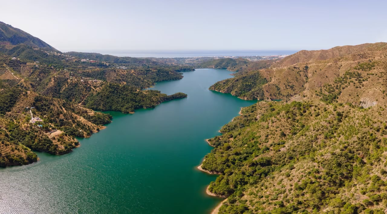 ALMAZARA VIEWS (TOWNHOUSES) : réservoir d’Embalse de la Concepción et contreforts de la Sierra Blanca près d’Istán, Costa del Sol