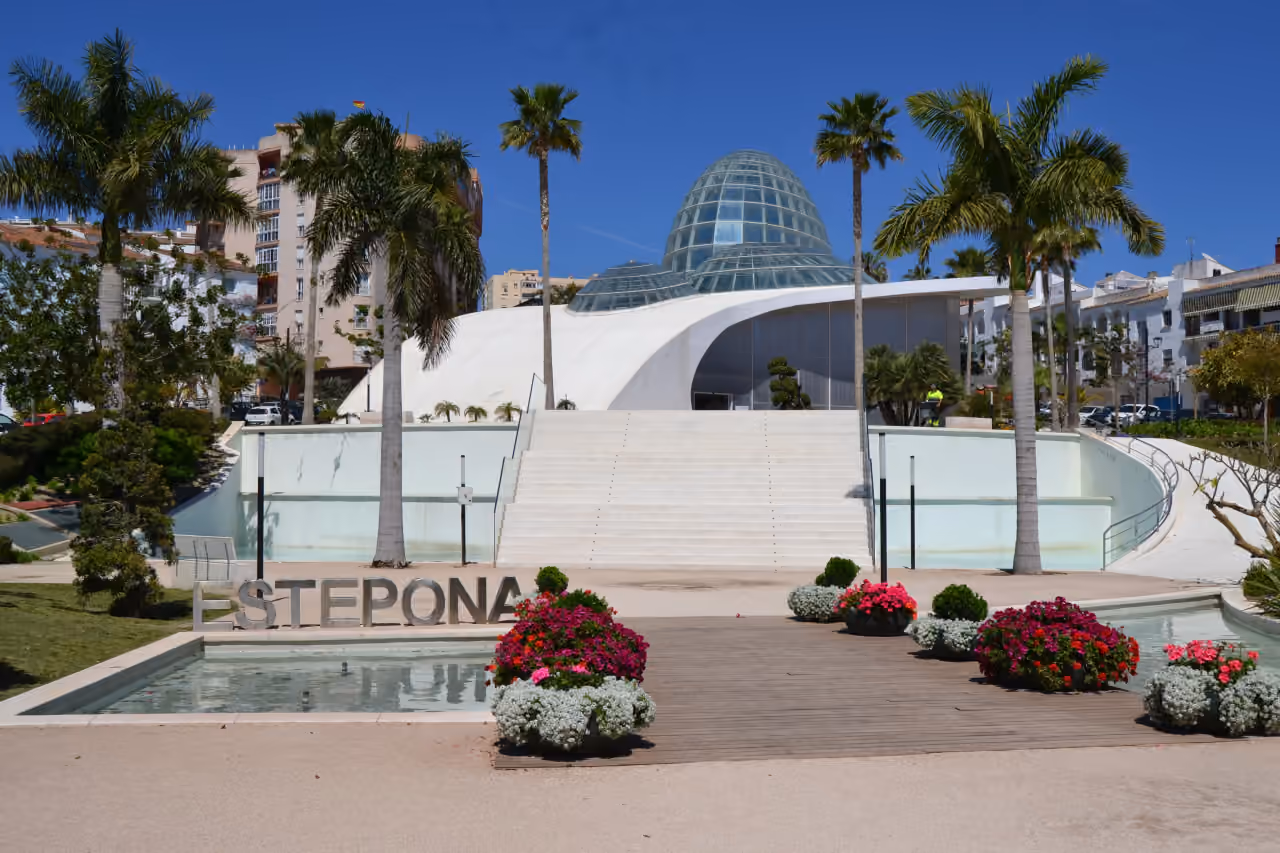 Områdebilde nær GREEN MOUNTAIN 1 av eksteriøret ved Estepona Orchidarium med glasskuppel, palmetrær, prydhager og speilbasseng