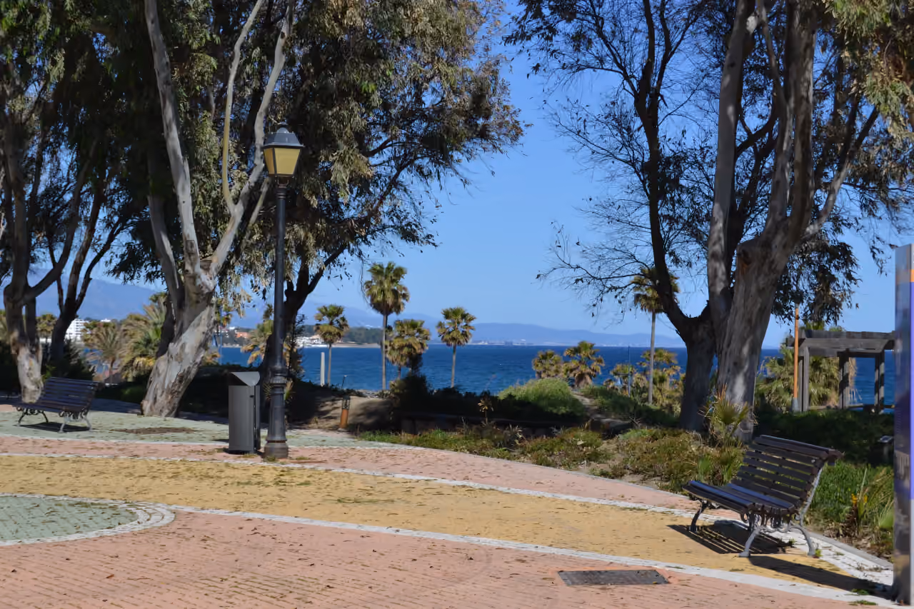 LAS MESAS SEA SUITE: parken ved Estepona Paseo Marítimo-promenaden med udsigt over Middelhavet og bjergene