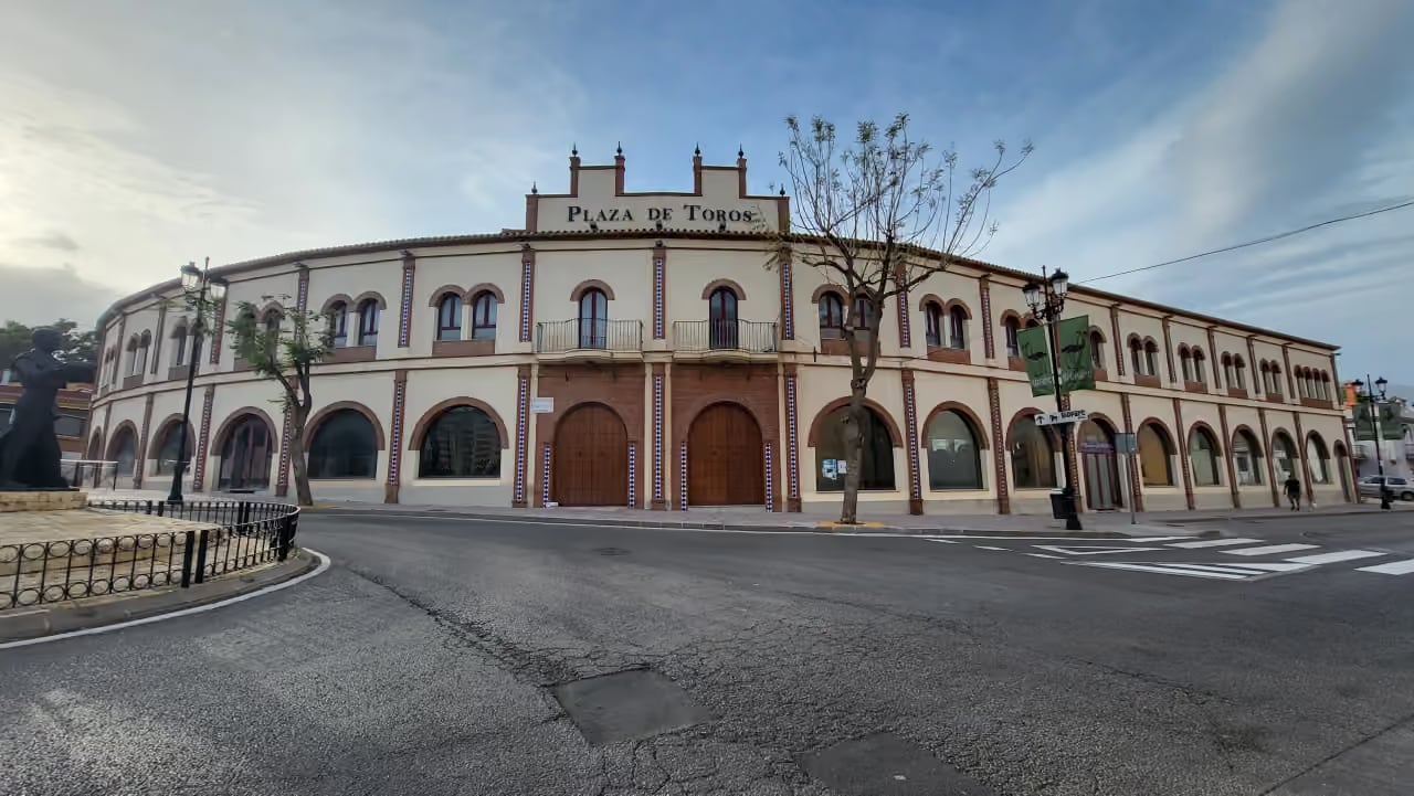 Zdjęcie okolicy w pobliżu JADE TOWER przedstawiające Fachada de la Plaza de Toros de Fuengirola