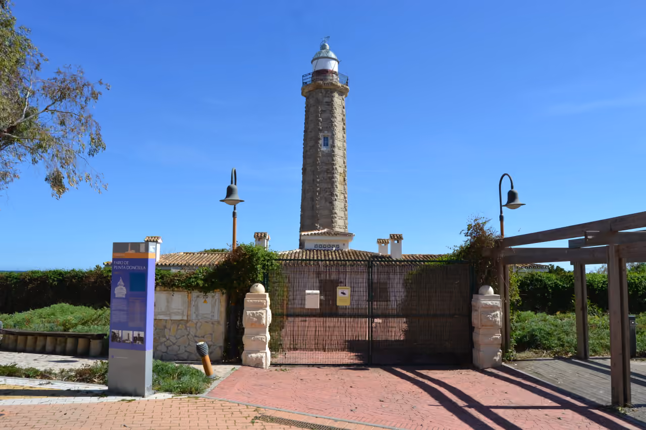 Omgevingsfoto van Faro de Punta Doncella lighthouse, Estepona nabij SOUTH SAND