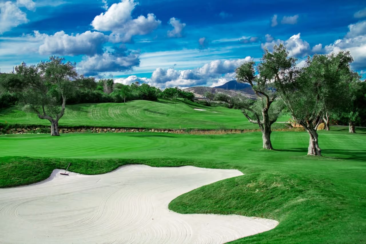 LAS TERRAZAS DE CORTESIN BON AIR: pole golfowe Finca Cortesín z fairwayami, piaszczystymi bunkrami, drzewami oliwnymi i andaluzyjskimi wzgórzami w pobliżu Casares, Costa del Sol