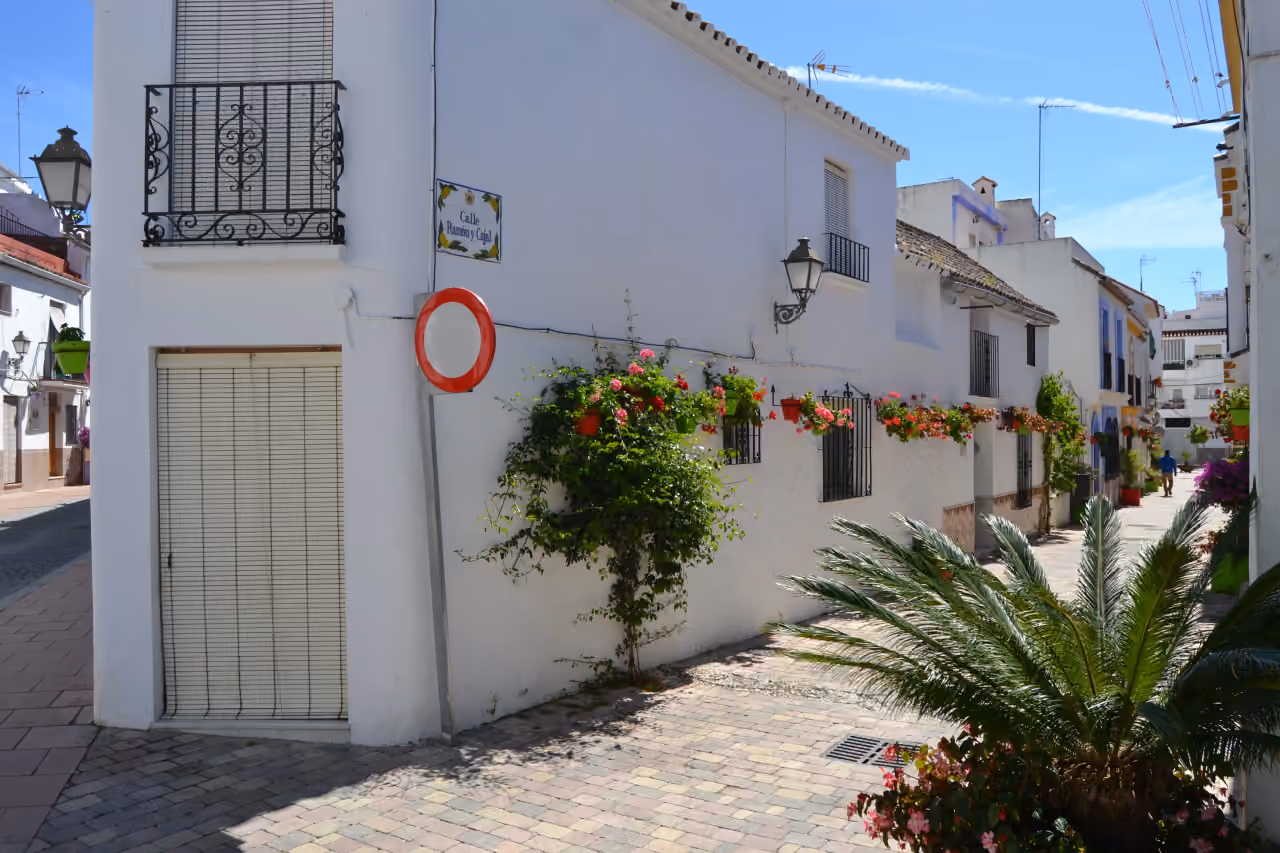 PARAISO DE AZAHAR områdefoto af et blomsterpyntet hvidkalket gadehjørne på Calle Ramón y Cajal i Esteponas gamle bydel
