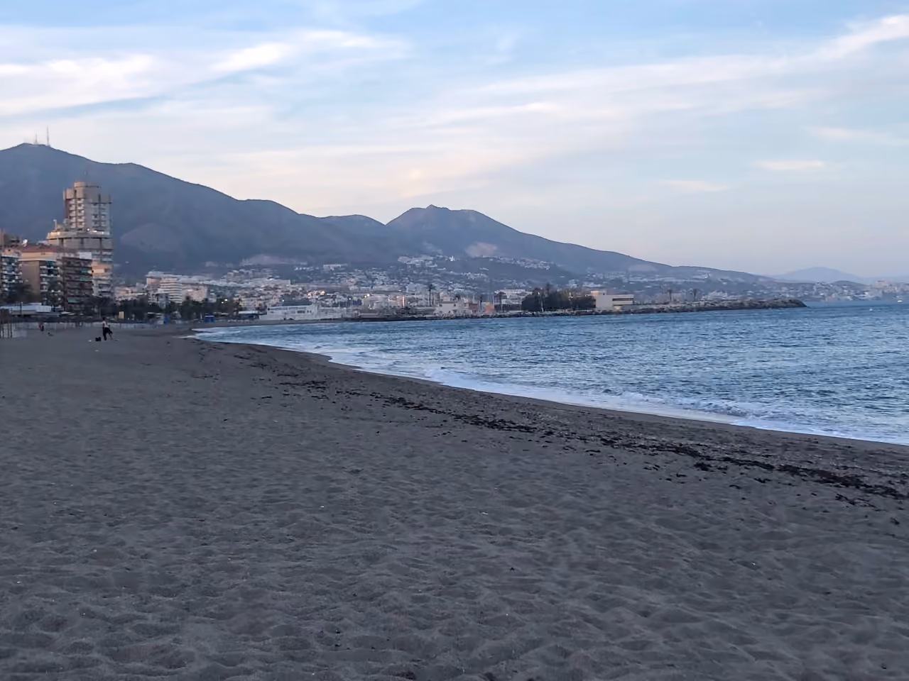 SANTA AMALIA — nowe domy w zabudowie bliźniaczej w odległości spaceru od plaży w Fuengirola: zdj?cie okolicy gebruikt als lokale context voor Higueron; geen uitzicht vanuit het project.