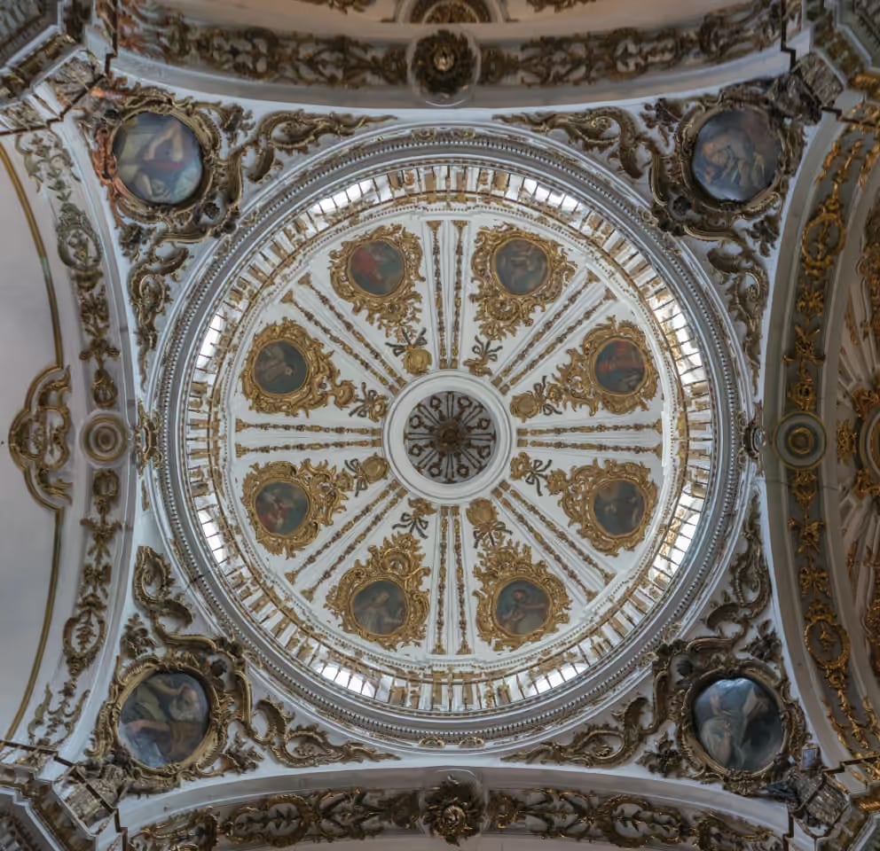 Interiörkupolen i De heliga martyrernas kyrka (Iglesia de los Mártires), Málaga, nära POZOS DULCES 29