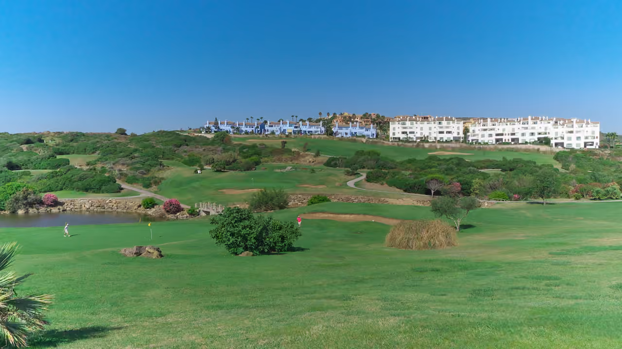 SERENITY FRONTLINE GOLF HOMES AND BEACH CLUB: La Alcaidesa Heathland -golfkenttä, Välimeren maisema ja kaukana näkyviä asuinrakennuksia La Alcaidesa, Costa del Sol