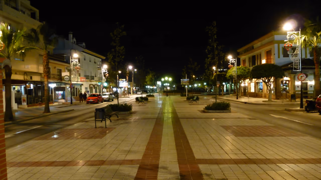 BALANCE Umgebungsfoto des Fußgängerboulevards im Zentrum von La Cala de Mijas bei Nacht