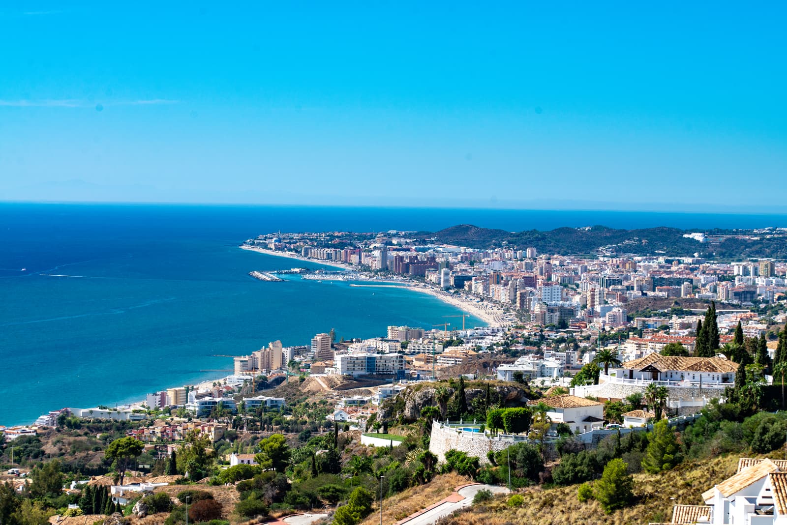 HIGUERON NORTH RESIDENCES: panoramisk luftfoto af Fuengirola, Costa del Sol, med Middelhavskysten, marinaen, stranden og bybilledet