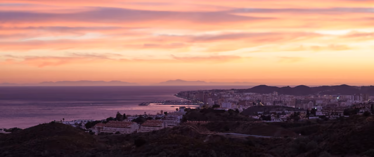 THE KOS: panoramautsikt ved solnedgang over Fuengirolas kyst, havn og by samt Mediterranean Sea fra Higuerón-åssiden, Costa del Sol, Spain