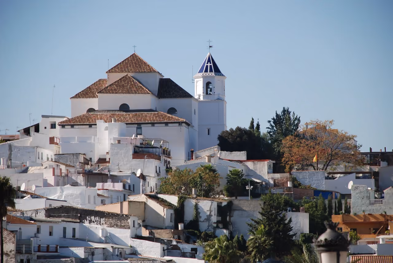 Panoramic view of Alhaurín el Grande showing its hilltop church and traditional whitewashed Andalusian townscape, shown as local context near FAISÁN 99 HL