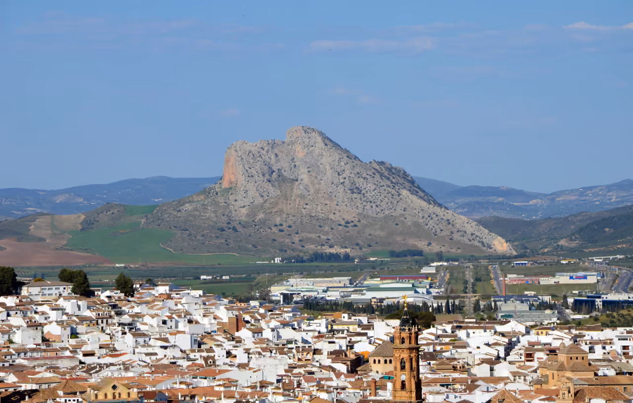 A VISTANOVA 6 közelében készült környékfotó Antequera városának panorámájával és a háttérben látható Peña de los Enamorados (Lovers' Rock) sziklával