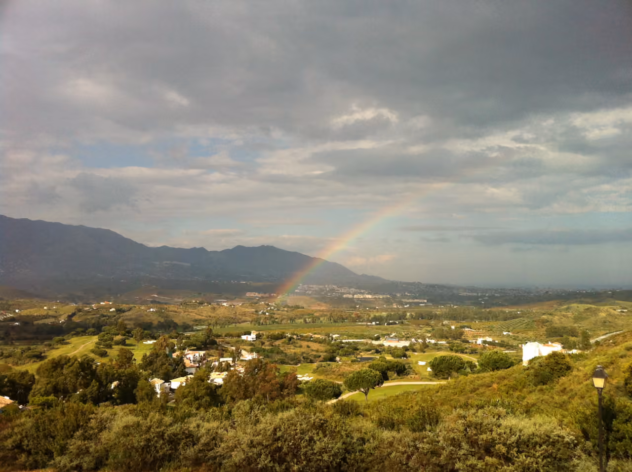 VILLA ENTRELAGOS I — villas neuves en première ligne de golf à La Cala Golf: photo d?environnement gebruikt als lokale context voor Mijas; geen uitzicht vanuit het project.