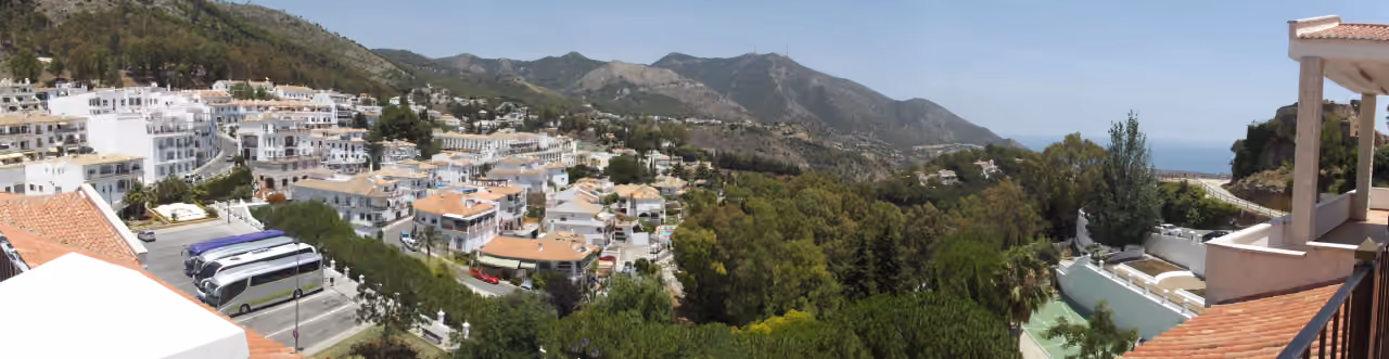 VILLA LA ERMITA: panoramiczny widok na Mijas Pueblo, góry Sierra de Mijas i odległe Morze Śródziemne