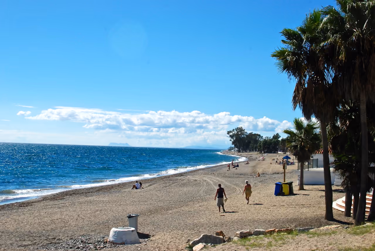 BE SEVEN — nowe wille z widokiem na morze i dużymi tarasami Cortijo Blanco: zdj?cie okolicy gebruikt als lokale context voor Marbella; geen uitzicht vanuit het project.