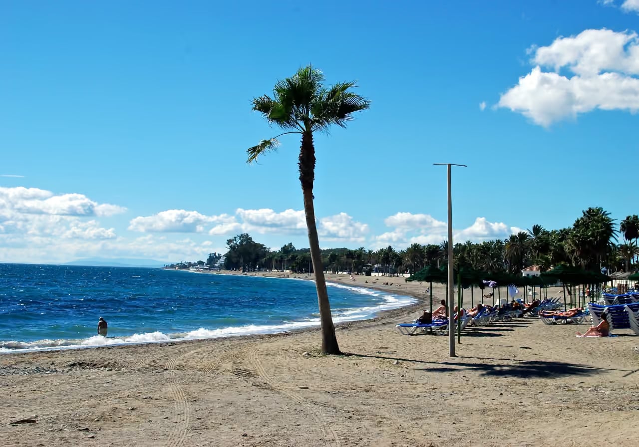 Aluekuva Playa de Cortijo Blanco beach, San Pedro de Alcántara, Costa del Sol -paikasta lähellä ARMONIA -kohdetta