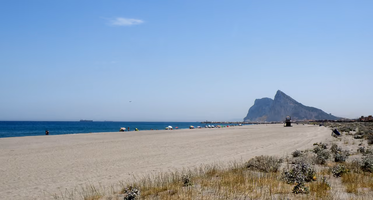 Områdebillede nær PARAISO BEACH, der viser Playa de Sobrevela-stranden, La Línea, med Gibraltarklippen i baggrunden
