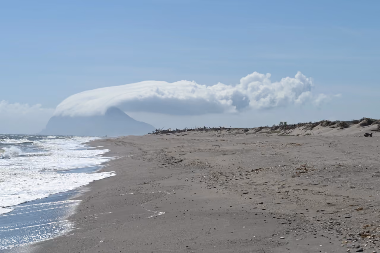 Sandstrand sør for Sotogrande nær La Alcaidesa, med Rock of Gibraltar under en levantersky i bakgrunnen, nær ALCAIDESA HOMES PHASE II