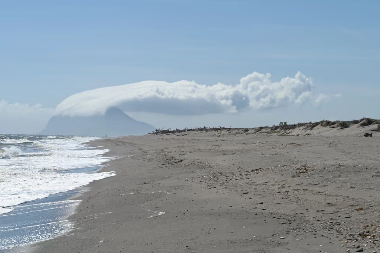 Homokos strand Sotograndétól délre, La Alcaidesa közelében, a háttérben levanter felhő alatti Rock of Gibraltar látható, az ALCAIDESA HOMES PHASE II közelében