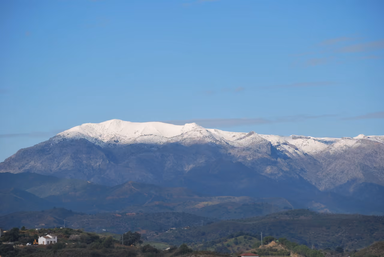 VILLA ALCALÁ DEL VALLE – widok na pokryte śniegiem pasmo górskie Sierra de las Nieves z Coín, Málaga