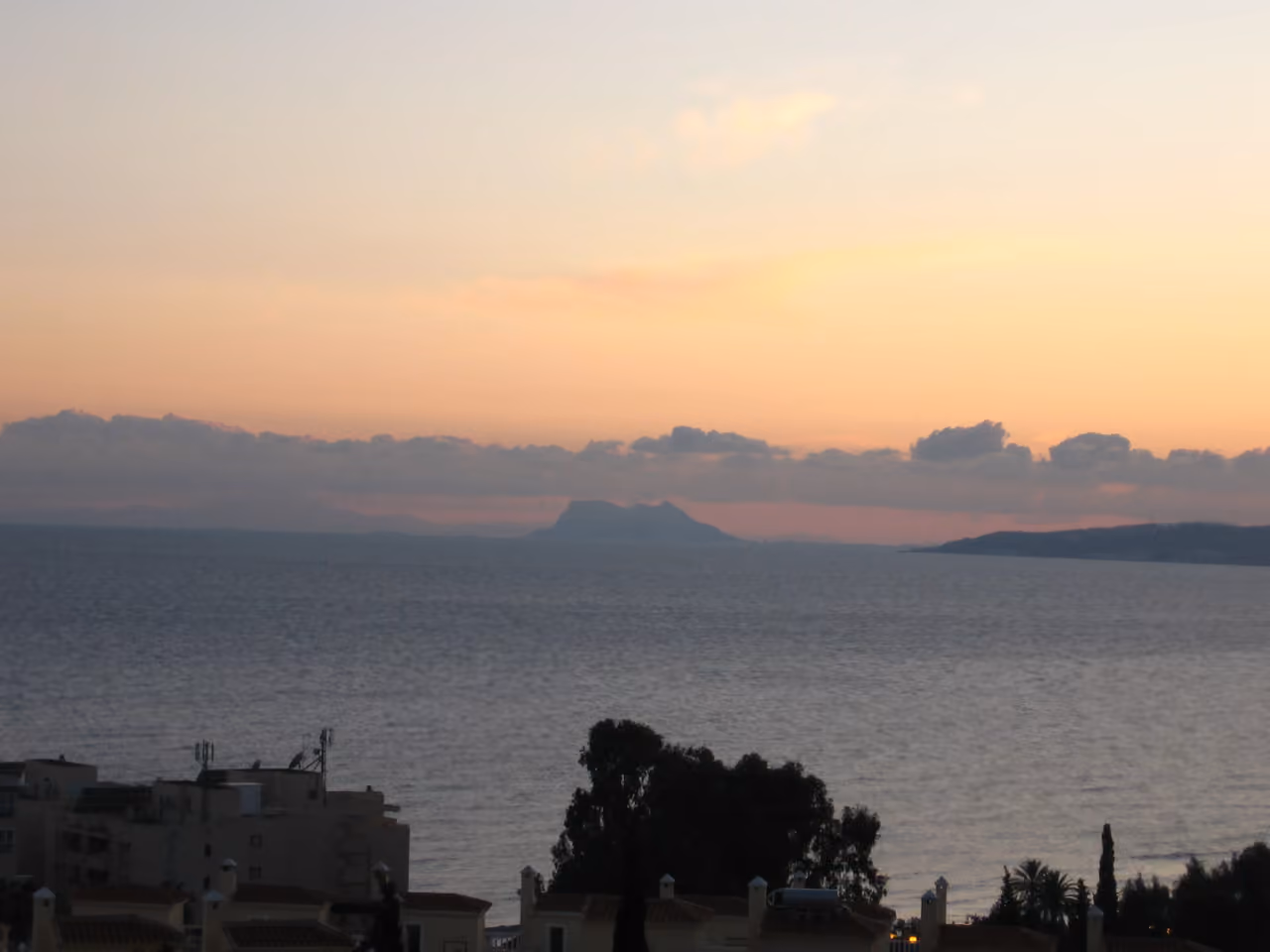 Områdesbild för CELESTIA HOMES med solnedgång över Medelhavet från Estepona mot Gibraltarklippan