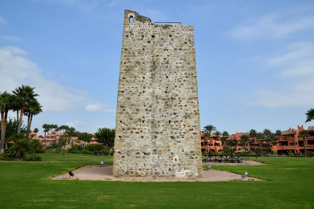 HAIKU RESIDENCES — nieuwbouw geschakelde woningen op loopafstand van het strand in Estepona: omgevingsfoto gebruikt als lokale context voor Estepona; geen uitzicht vanuit het project.