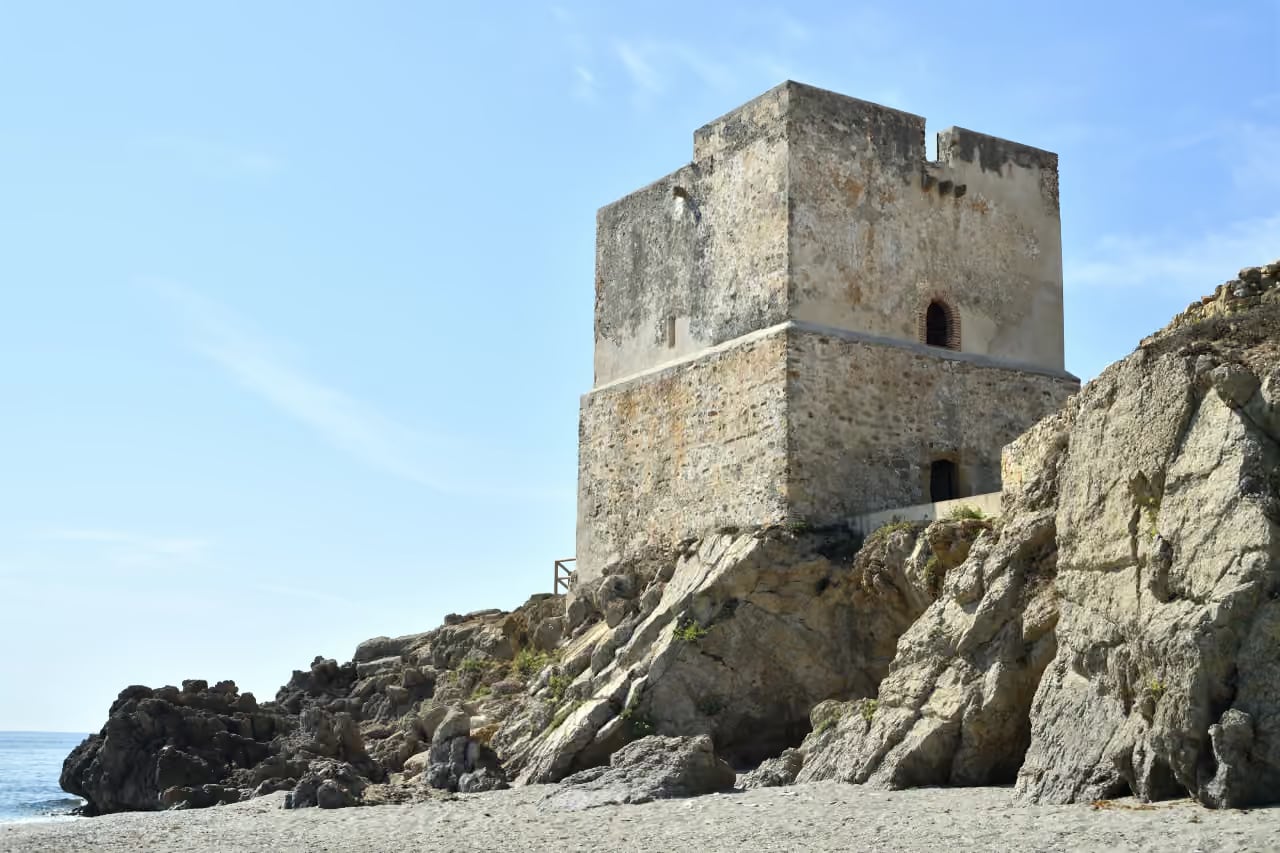 Zdjęcie okolicy w pobliżu SERENITY GARDENS przedstawiające Torre de la Sal (Salto de la Mora), nadmorską wieżę strażniczą z XVI wieku, Punta Salto de la Mora, Casares, Málaga