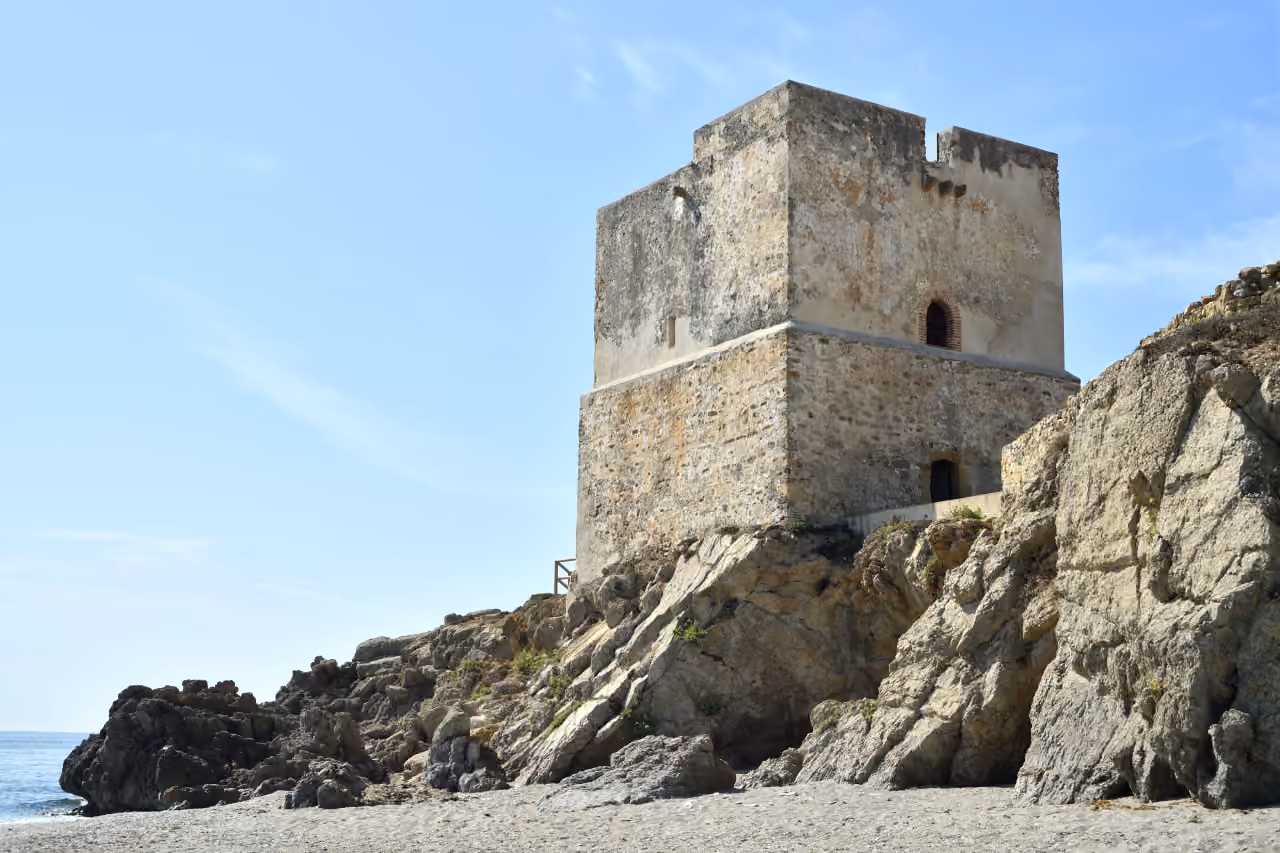 CASARES BAY områdebillede af Torre de la Sal (Torre Salto de la Mora), et kystvagttårn fra det 16. århundrede ved den klippefyldte kystlinje ved Punta Salto de la Mora, Casares, Málaga