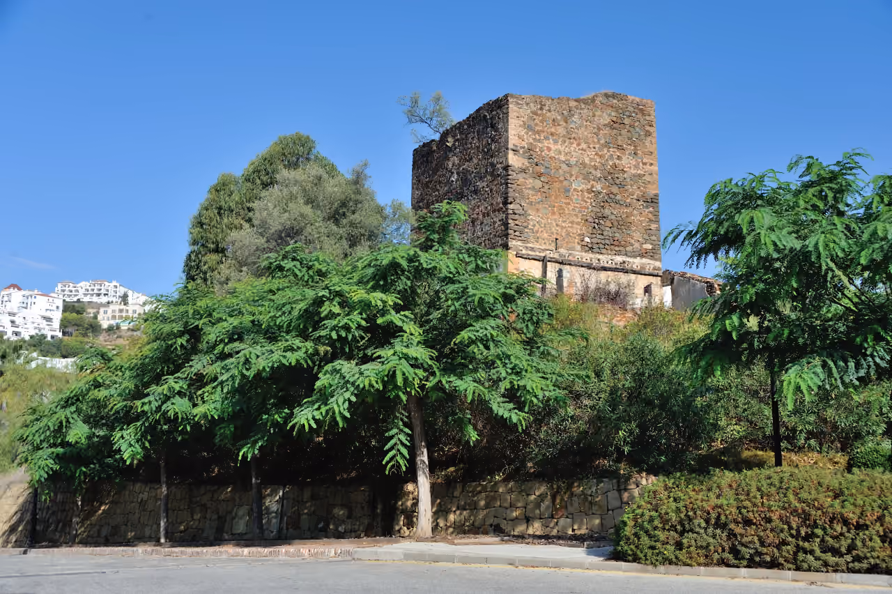Torre Estéril, ett medeltida stenvakttorn i ruiner i Benahavís, nära BE ALOHA