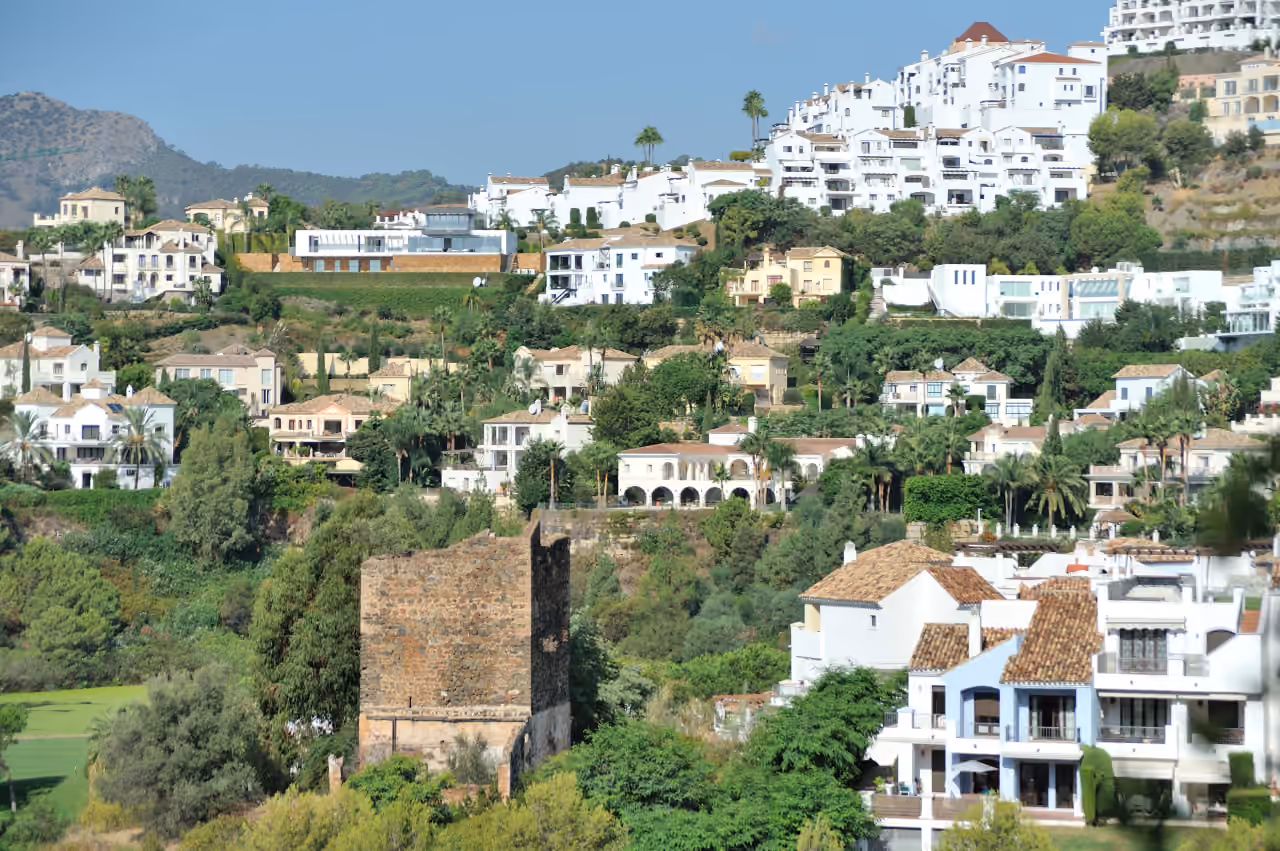 EL BOSQUE II - VILLA STONEHAVEN — nybyggede villaer med havudsigt og store terrasser i Benahavís: omr?defoto gebruikt als lokale context voor Benahavis; geen uitzicht vanuit het project.