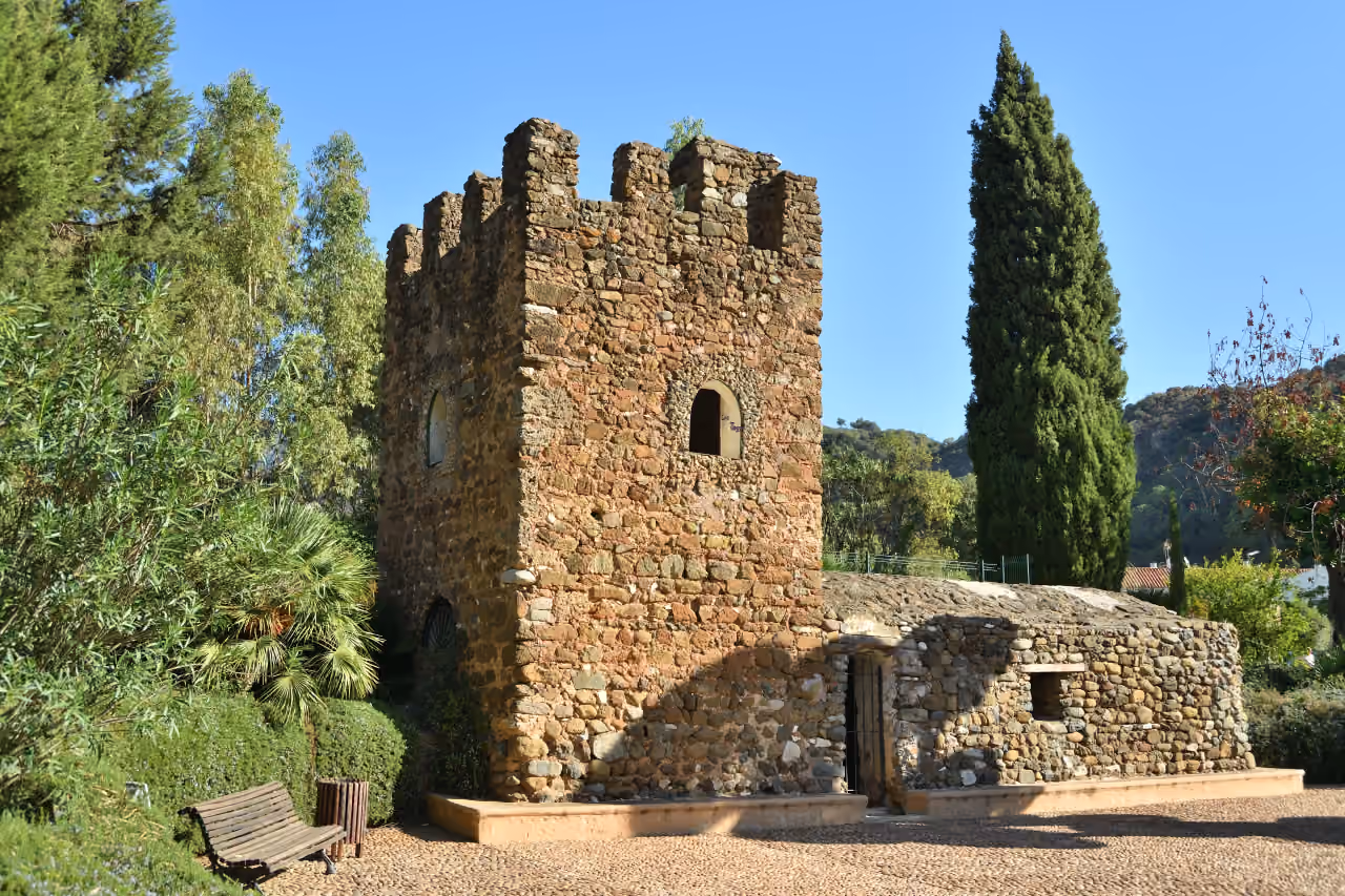 Områdebillede nær MARBELLA CLUB HILLS PHASE II med Torre Leonera (Torre de la Lechera) — historisk maursk vagttårn i Benahavís, Málaga