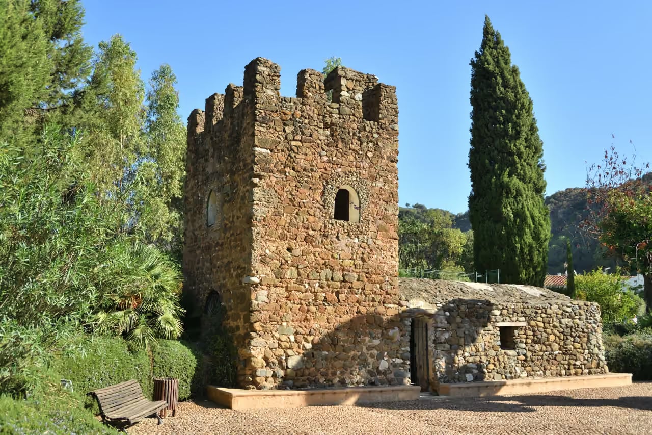 A MARBELLA CLUB HILLS PHASE II közelében készült környékfotó a Torre Leonera (Torre de la Lechera) — történelmi móor őrtorony Benahavísban, Málagában látványával