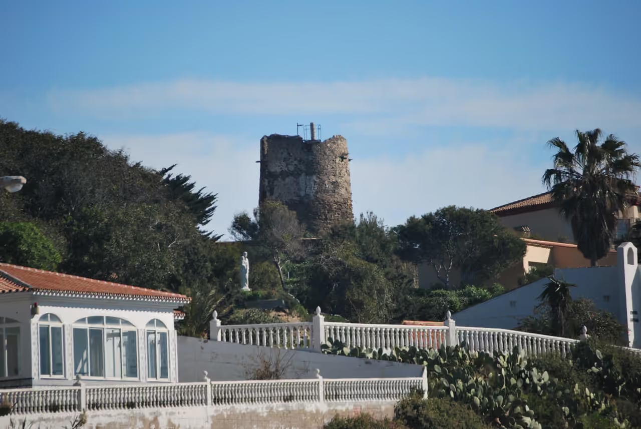 Zdjęcie okolicy inwestycji VALLEY VIEWS przedstawiające Torre Vigía Calaburras, historyczną mauretańską nadmorską wieżę strażniczą, Mijas, Costa del Sol