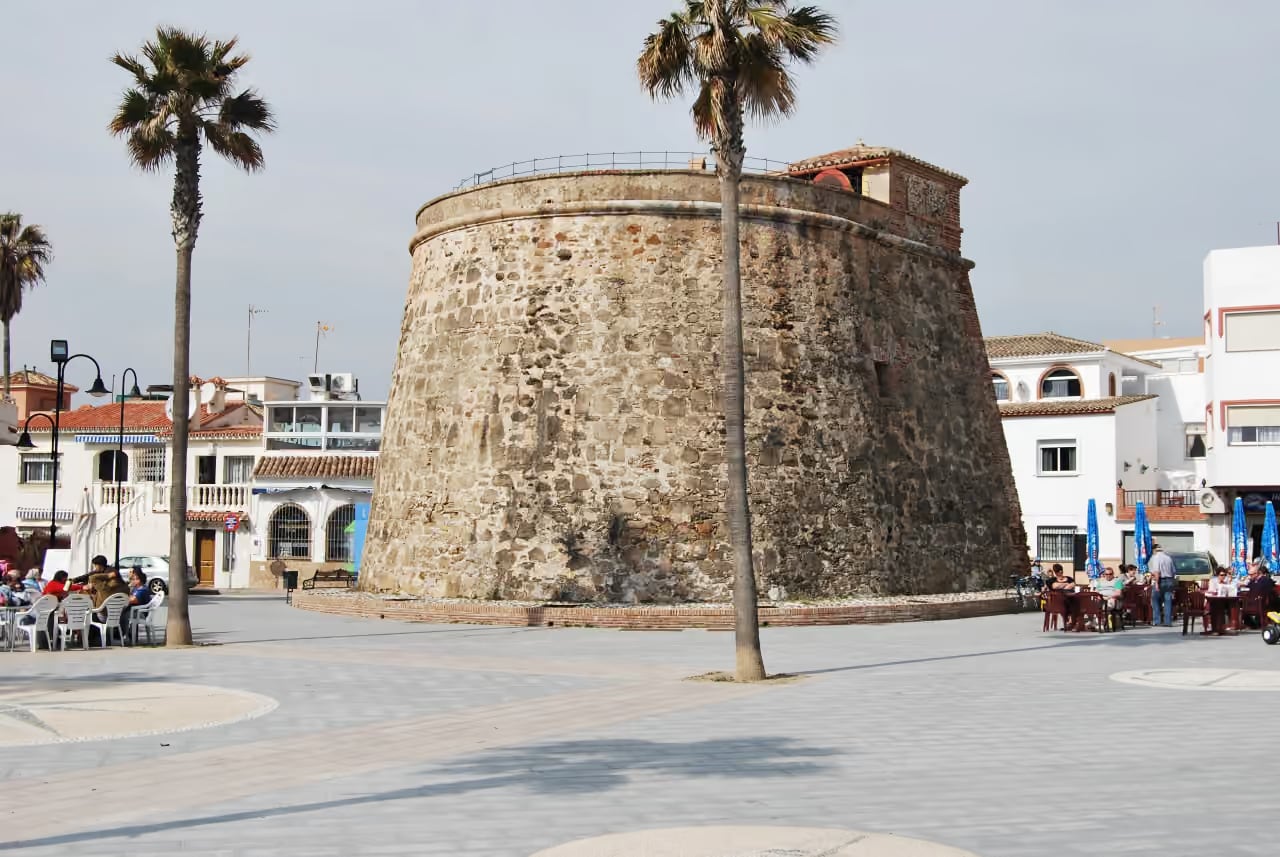 Gebiedsfoto bij CHAPARRAL SUNSET VILLAS van Torre Vigía de La Cala, historische Moorse kustwachttoren op het dorpsplein van La Cala de Mijas, Costa del Sol