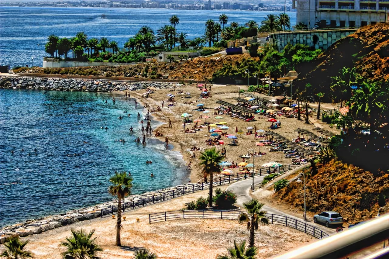 Photographie des environs montrant Torreón de La Cala, tour de guet côtière historique de La Cala de Mijas, près de CULMIA CALA SWING MIJAS FASE II