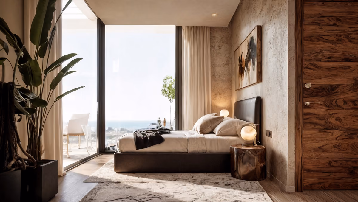 Projectvisualisatie van ELARA RESIDENCES met een donker gestoffeerd bed, gestructureerde pleisterwanden, een houten deur, een boomstronk bijzettafel met tafellamp, vloerkleed en een hoge glazen pui naar een buitenruimte.